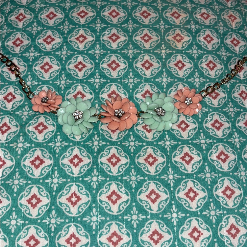 Necklace —floral, Gold